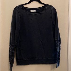 Sweatshirt with lace contour sleeves